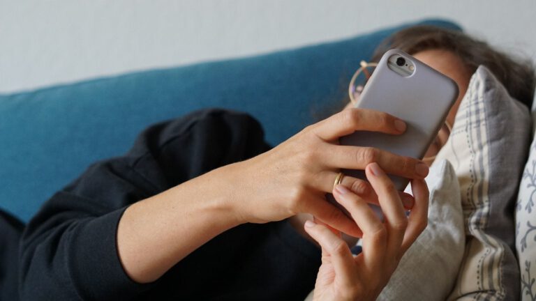 Experte aus BW warnt: Risiken der KI für psychische Gesundheit