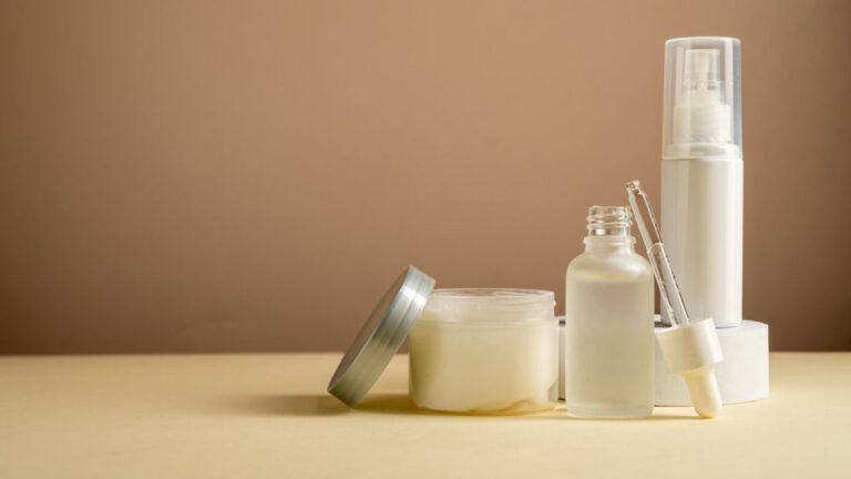 Hybridkosmetik im Sommer: Der Beautytrend erklärt