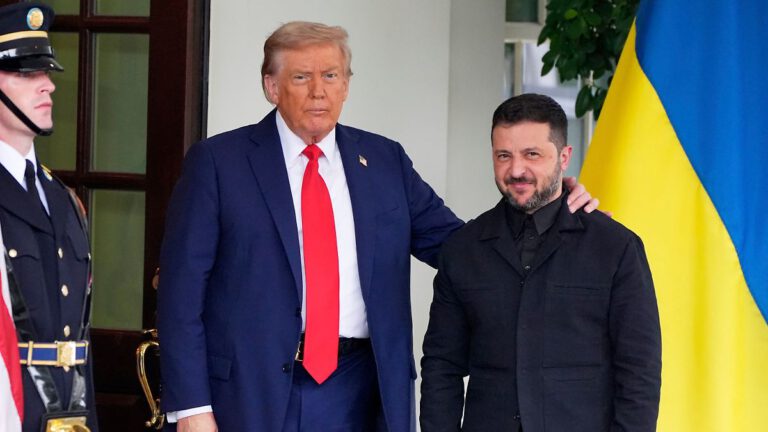 Trump lobt Selenskyjs Outfit in schwarzer Jacke