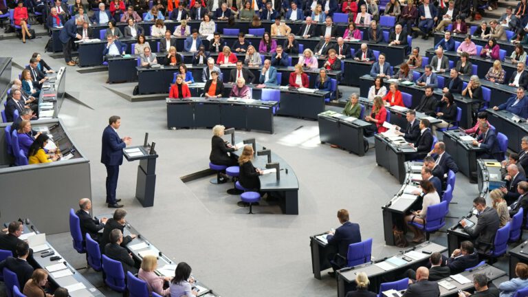 Bundestag stimmt Schuldenbremse für Bundeswehraufrüstung zu
