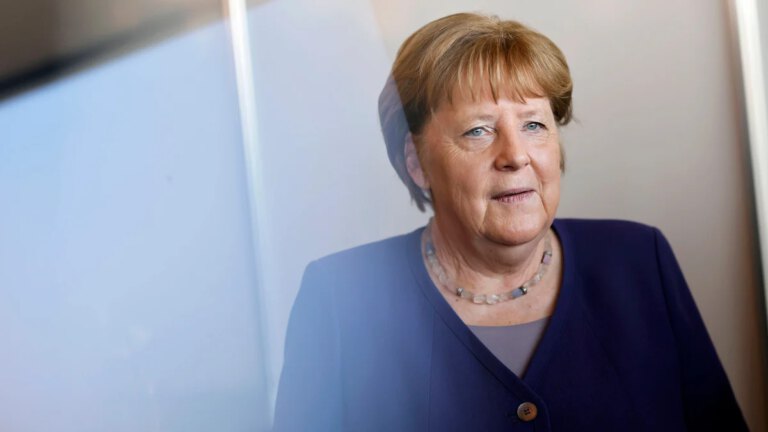 Merkel distanziert sich von Merz und ihrer Partei