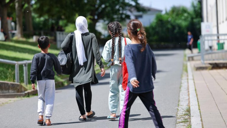 Bartsch kritisiert Abschiebungen von Minderjährigen