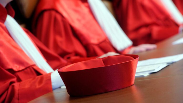 Bundesverfassungsgericht und die Sondersitzungen des Bundestags