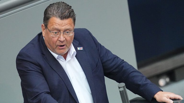 AfD lehnt Diätenerhöhung im Bundestag ab – Union verteidigt sie