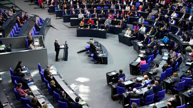 Scharfe Angriffe dominieren Bundestagsdebatte vor Wahl