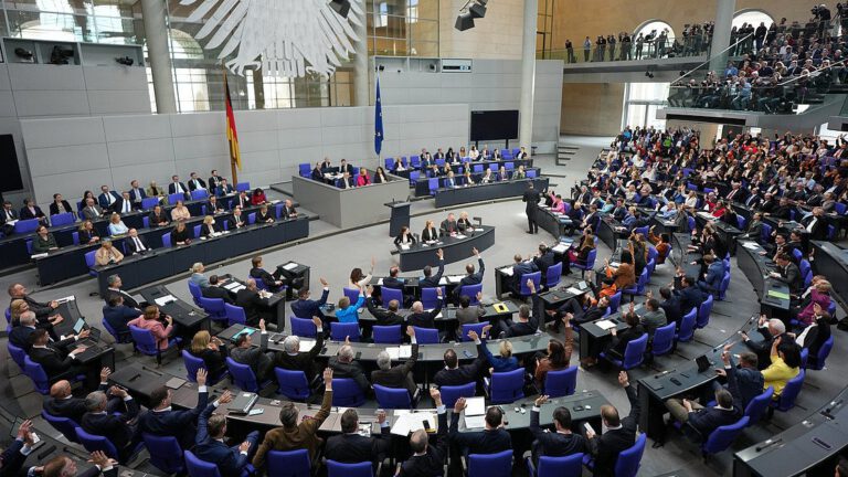 Eilanträge gegen Sondersitzung des Finanzpakets