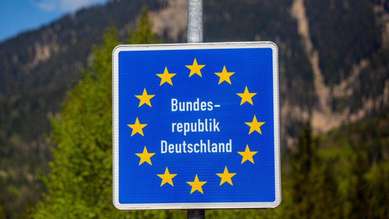 EU-Kommission: Grenzkontrollen und Asylpolitik abstimmen