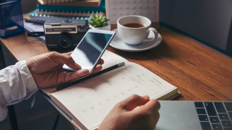 Effizienter Arbeitstag: 3 KI-Tools gegen Stress und Chaos