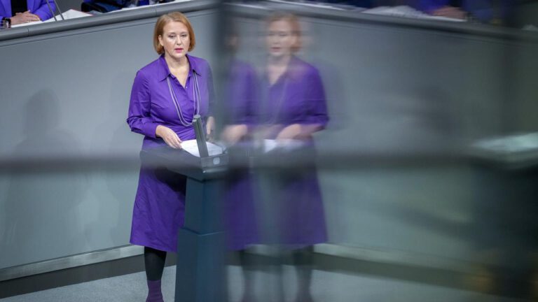 Bundestag diskutiert Maßnahmen zur Bekämpfung von Gewalt gegen Frauen