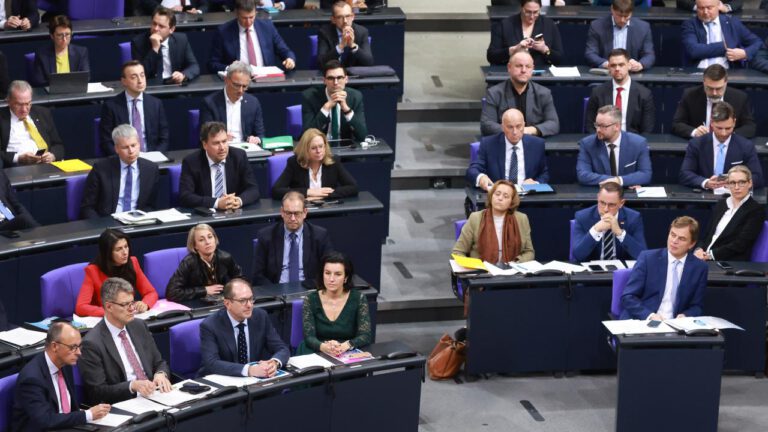 Migrationsgesetz: Turbulente Stunden im Bundestag