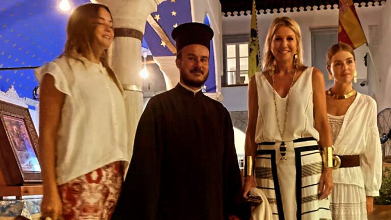 Königin Máxima und Töchter strahlen neben griechischem Priester