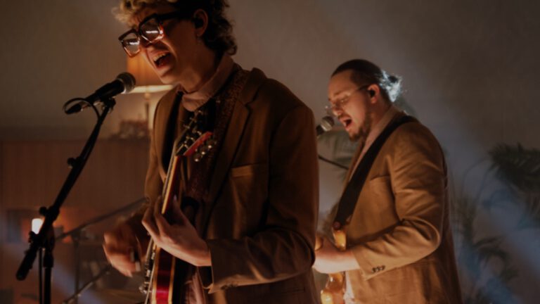 Musikfilm-Release „Die viel erzählte Geschichte des Grand NEEVE Hotels“