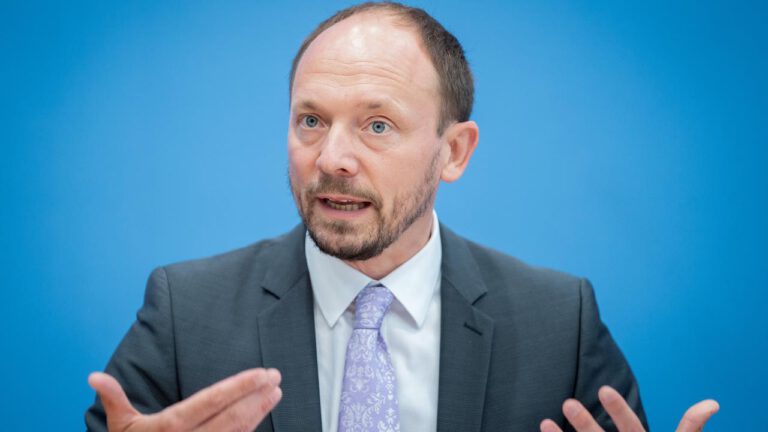 Bundestag diskutiert zwei Anträge