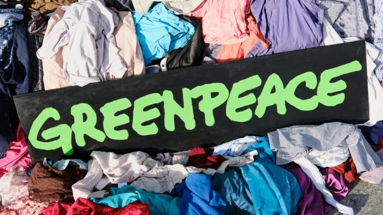 Gegen Fast Fashion: Protest gegen Kleiderüberschuss