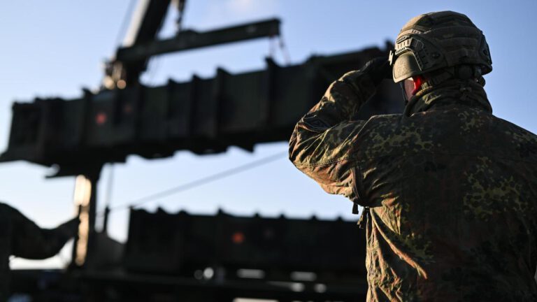 Gipfel in Paris: Bundesregierung sieht Truppenentsendung als verfrüht