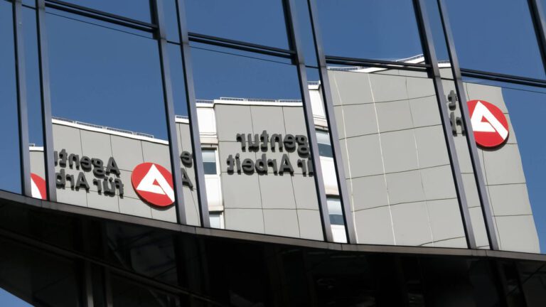 Bundesagentur für Arbeit: Arbeitslosenzahl sinkt leicht