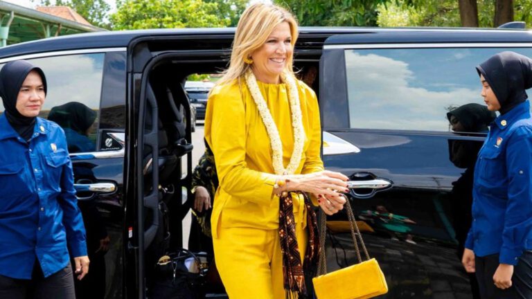 Königin Máxima der Niederlande in sonnengelb in Indonesien