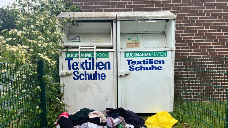 Altkleidercontainer in Hanau durch Fast Fashion überlastet