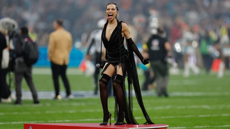 Fan-Kritik an Outfit bei Nationalhymne