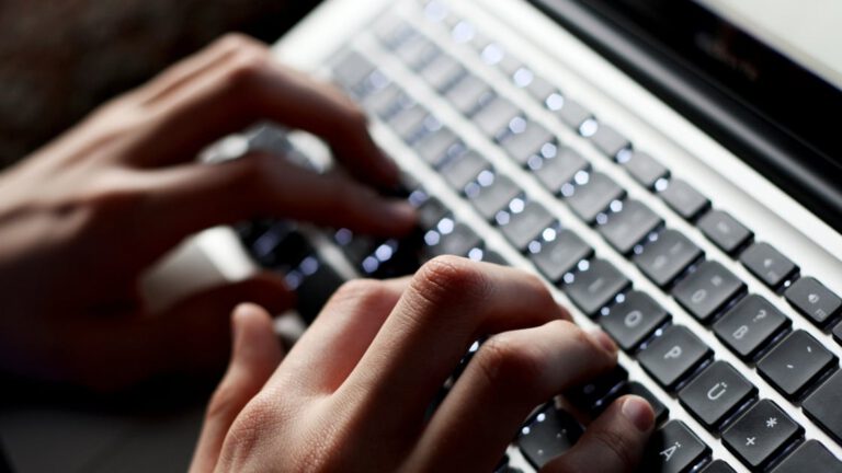 Verantwortung der KI im Arbeitsalltag: Wer haftet?