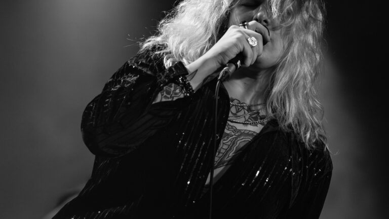 VELVETEEN QUEEN: neuer Labeldeal und Hard Rock Single „Liar“