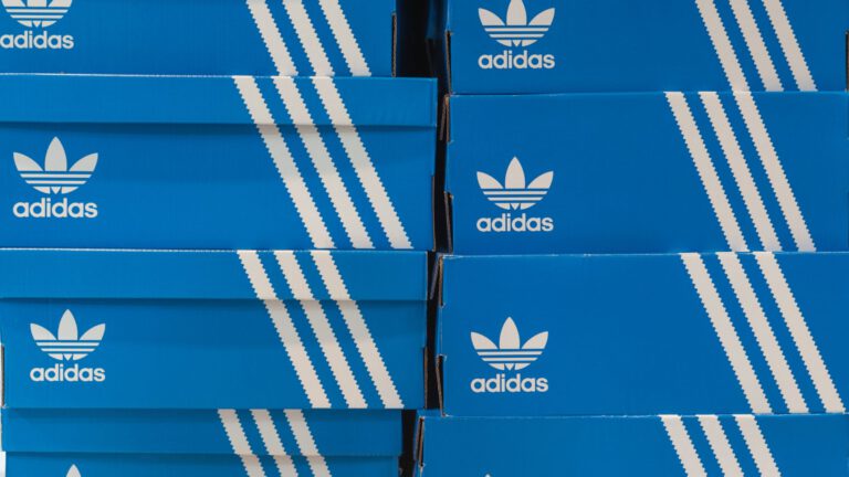 Elegante Adimocs: Der Winter-Schuh von Adidas 2025