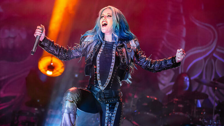 Alissa White-Gluz stellt ihr Soloalbum vor und veröffentlicht Single.