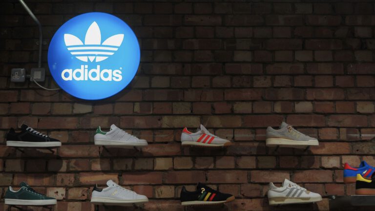 Adidas-Sneaker in Grün und Beige für den Winter 2025