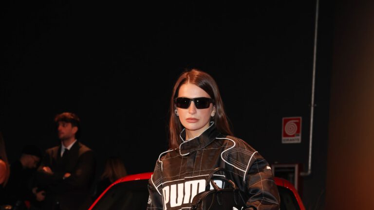 Winter 2025: So style ich knallrote Sneaker als Redakteurin