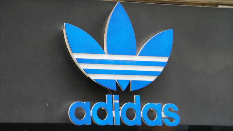 Adidas Black-and-Blue-Sneaker: Winter-Trend in München