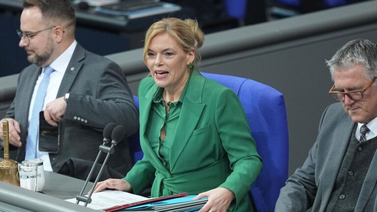 Klöckner weist AfD-Kritik im Bundestag zurück