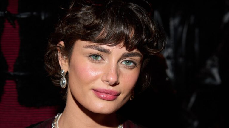 Französischer Tordu-Mantel jetzt bei Zara erhältlich