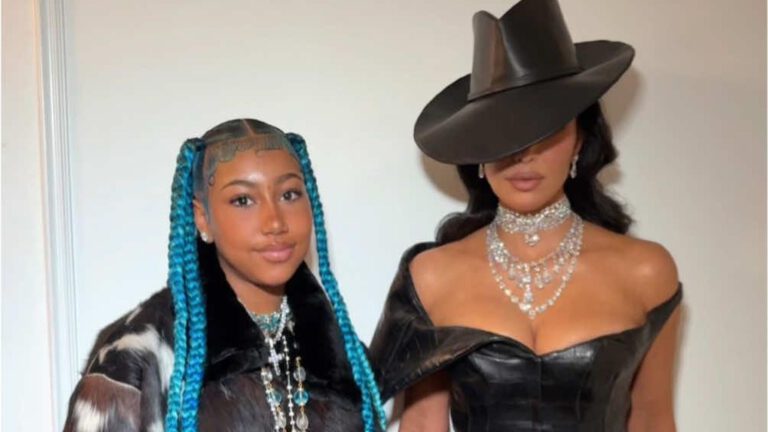 North West kommentiert Kim Kardashians Outfit humorvoll