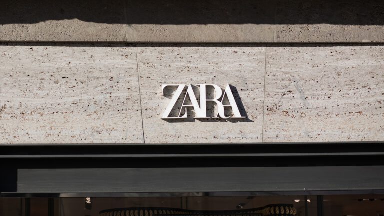 Stilvolle Winteralternativen zu Trenchcoats bei Zara 2025