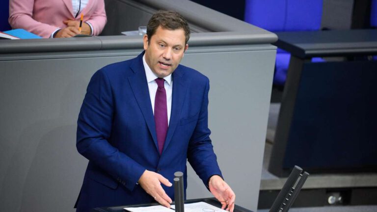 Klingbeil fordert höhere finanzielle Lasten für Reiche