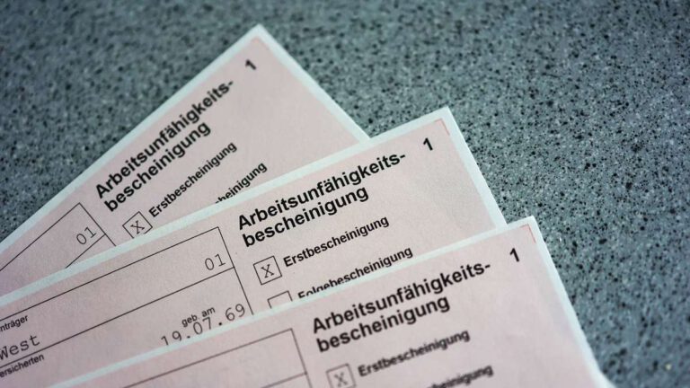 Krankmeldungen belasten Deutschlands Finanzen historisch