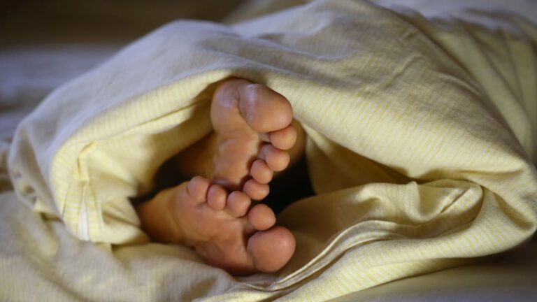 Guter Schlaf oder viel Bewegung? Studie klärt Priorität.