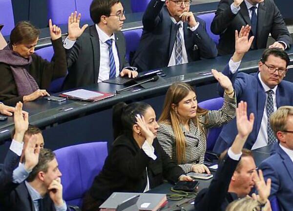Rentenpaket: Junge Gruppe diskutiert vor Bundestagsabstimmung