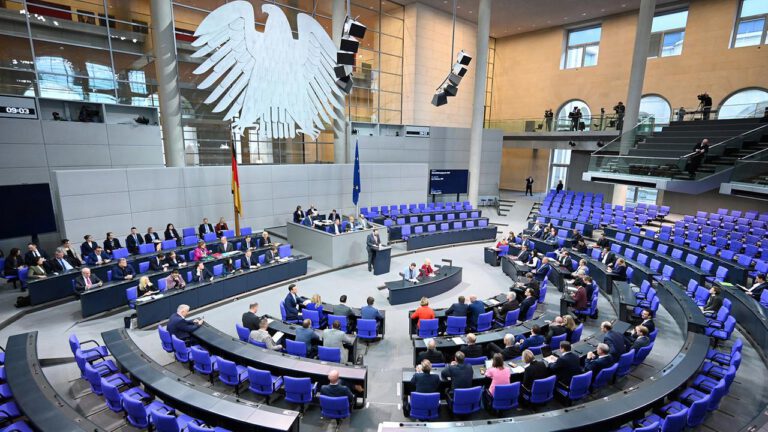 Abstimmung im Bundestag zur umstrittenen Rente