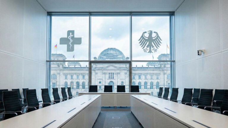 Krankenkassen klagen Bund – Politische Folgen