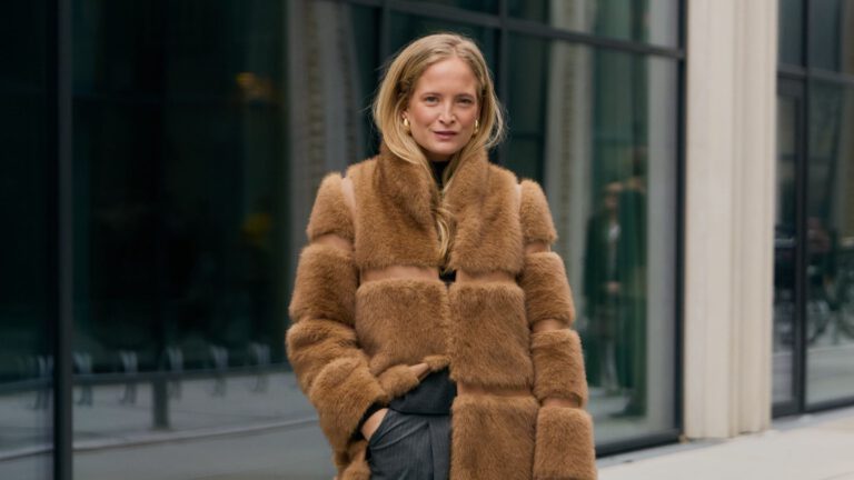 Eine Tasche in dieser Farbe wertet Ihr Outfit auf