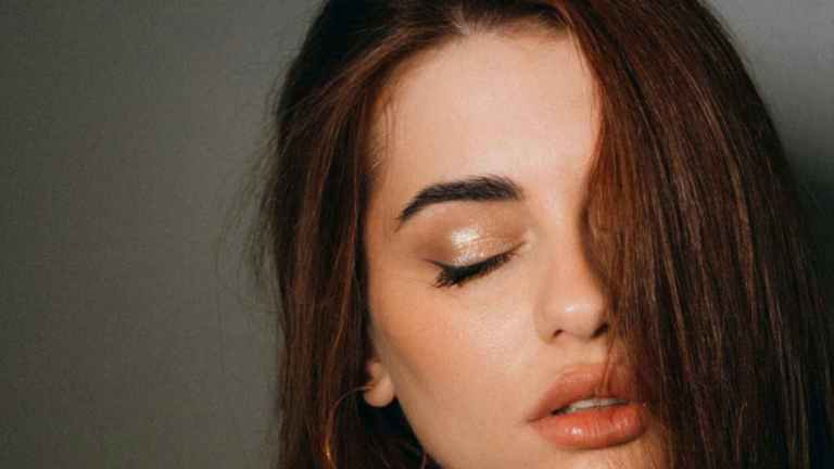 Holographische Augen als der Trend-Make-up-Look im Winter