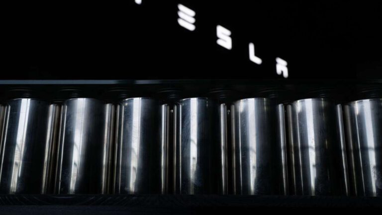 Tesla plant vollständige Batteriefertigung in Deutschland