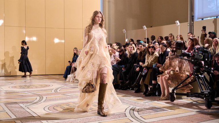 Naked Dresses: Trend zu Weihnachten 2025